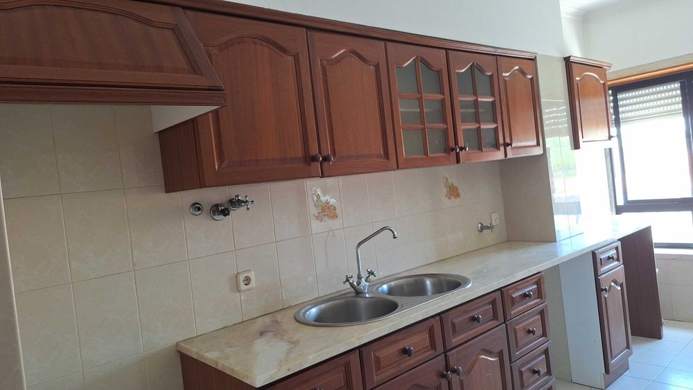 Vendo Armários de cozinha de mogno em muito bom estado de conservação