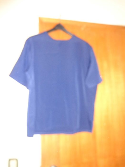 Top de meia manga azul escuro