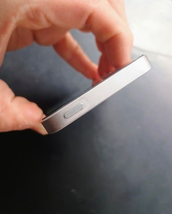 Продам мобільний телефон IPhone SE
