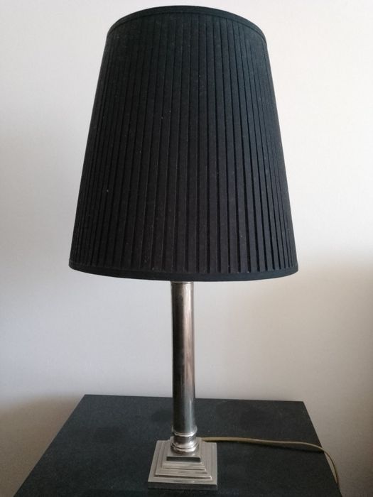 Candeeiro em metal com abajur dr seda preto