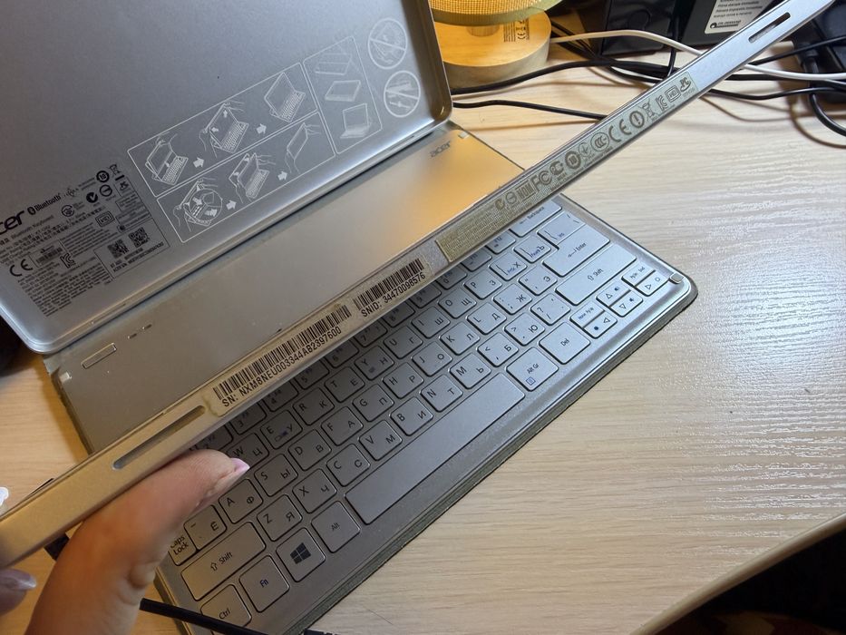 планшет-ультрабук Acer Aspire P3 (найчастіше маркується як серія Acer Aspire P3-171) у комплекті з фірмовим оригінальним чохлом-клавіатурою