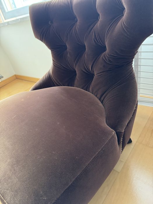 Sofa em veludo castanho  (Area)