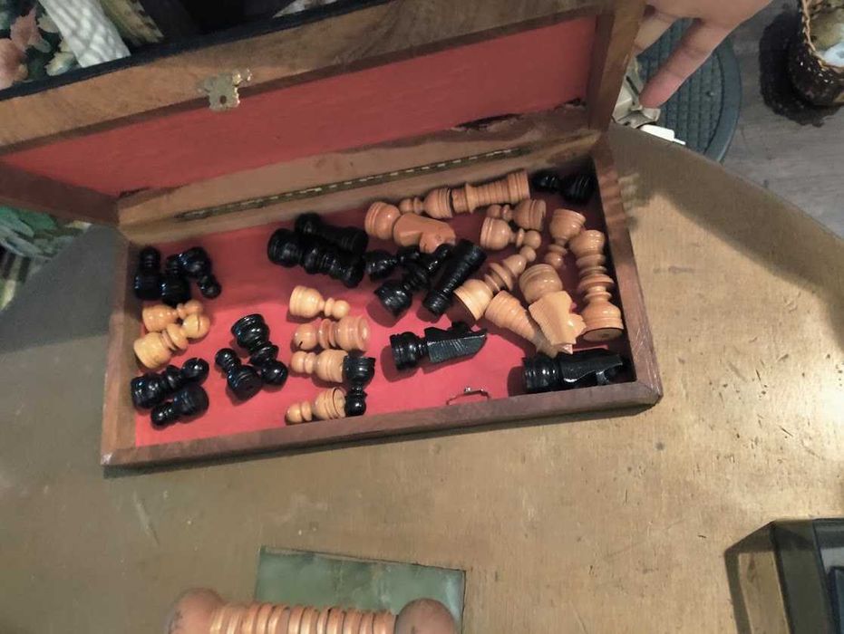 Jogo de xadrez em caixa de madeira vintage