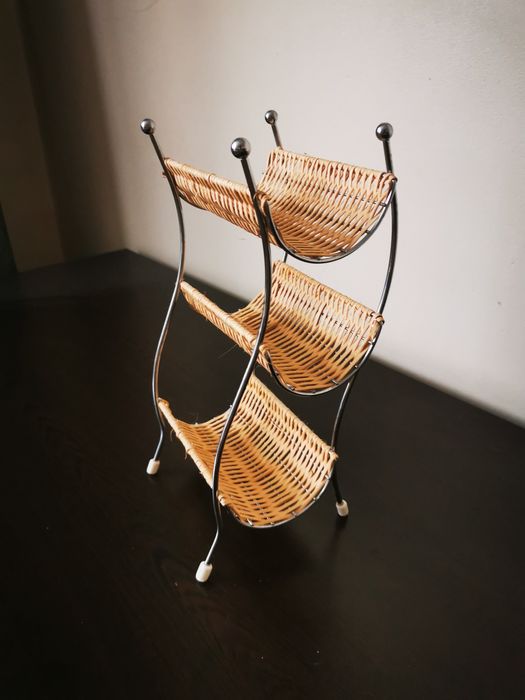 Metalowy stojak na wino.