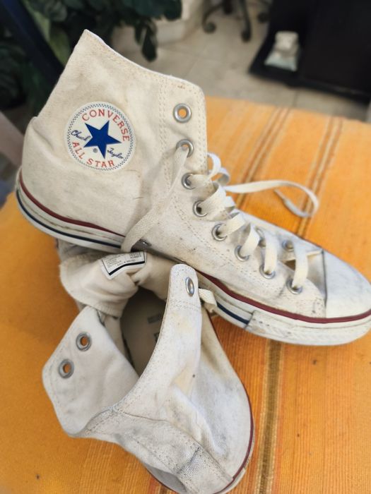 Tênis bota All Star e All Star azuis normais.