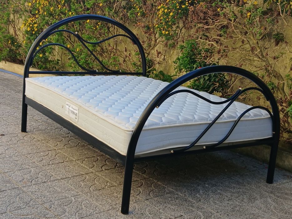 Vendo CAMA de CASAL com estrado e COLCHÃO como nova. Possibilidade de entrega