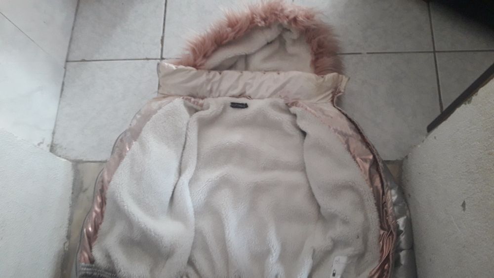 Casacos de mulher e de criança 2 euros cada.