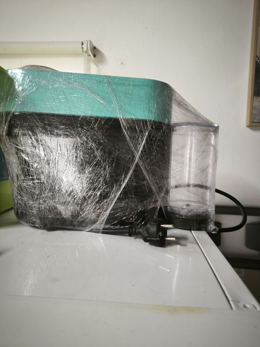 Maquina de café Nespresso + caixa completa de descalvificante