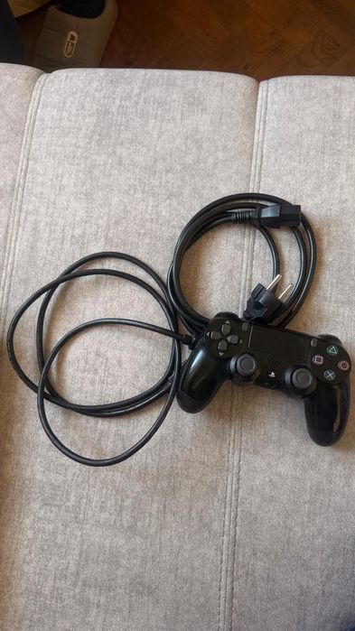 PS4 Pro (Usado) com comando e cabos incluindo.