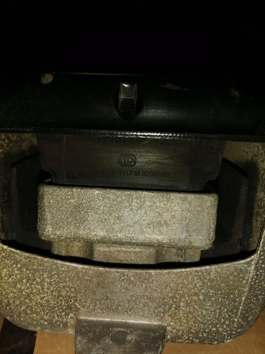 Подушка, коробки передач, на Гольф.