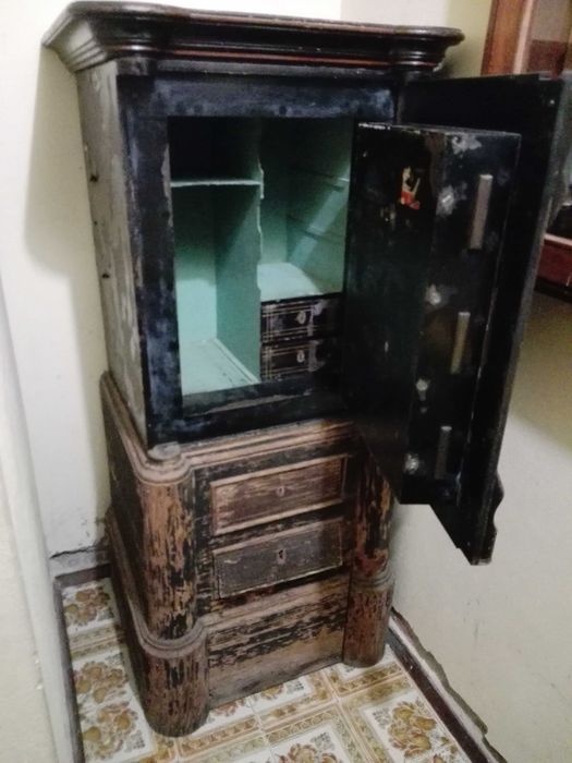 Cofre antigo em ferro