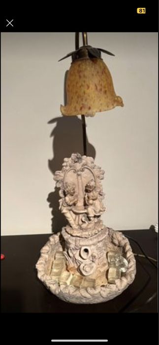 Candeeiro e fonte de água.