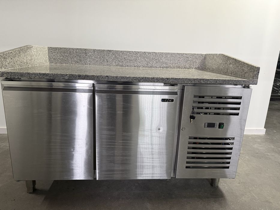 Bancada de pizzas com tampo em pedra