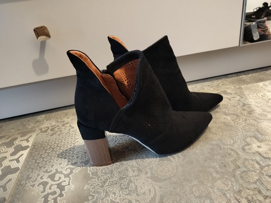 Buty Botki na słupku 40