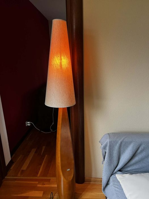 Lampa stojąca drewniana