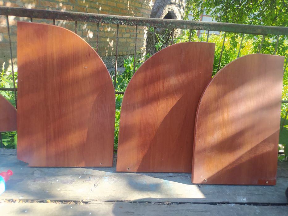 Полиці в кольорі вишня