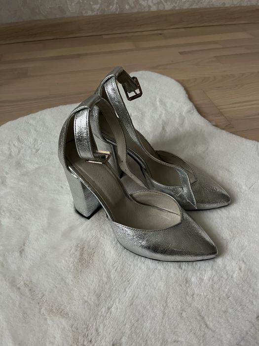Жіночі шкіряні туфлі на підборах