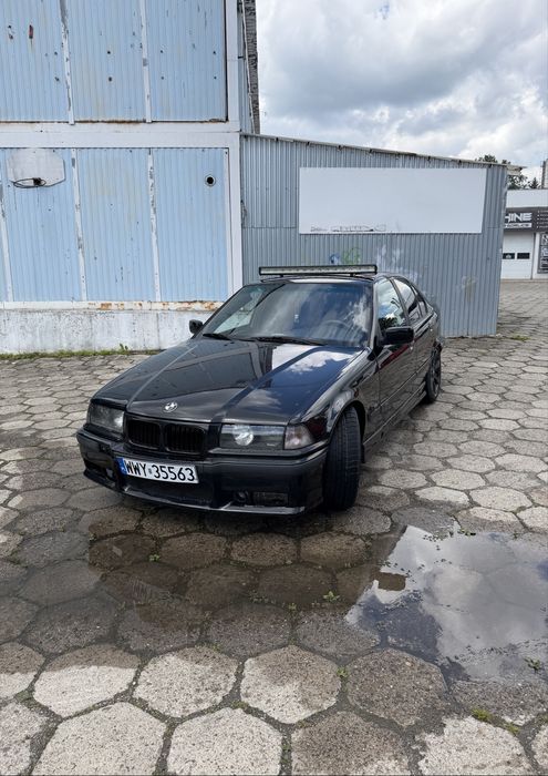 BMW 320i  z silnikiem 2.8