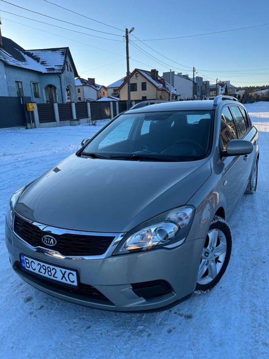 Легковий автомобіль Кіа Сід в кузові універсал