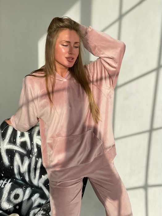 Велюровый спортивный костюм