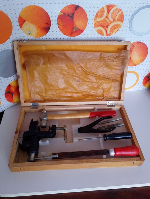 Zabytkowy zestaw narzędzi dla majsterkowicza  CCCP z PRL-u.