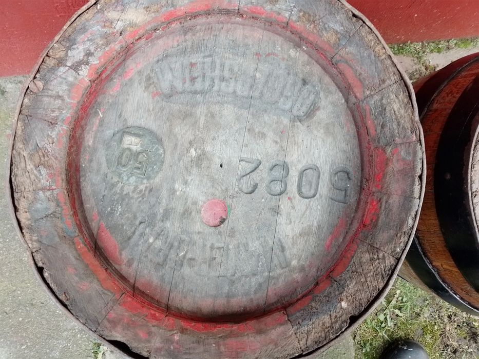 Stare masywne beczki