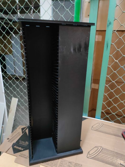 Stojak obrotowy na płyty CD