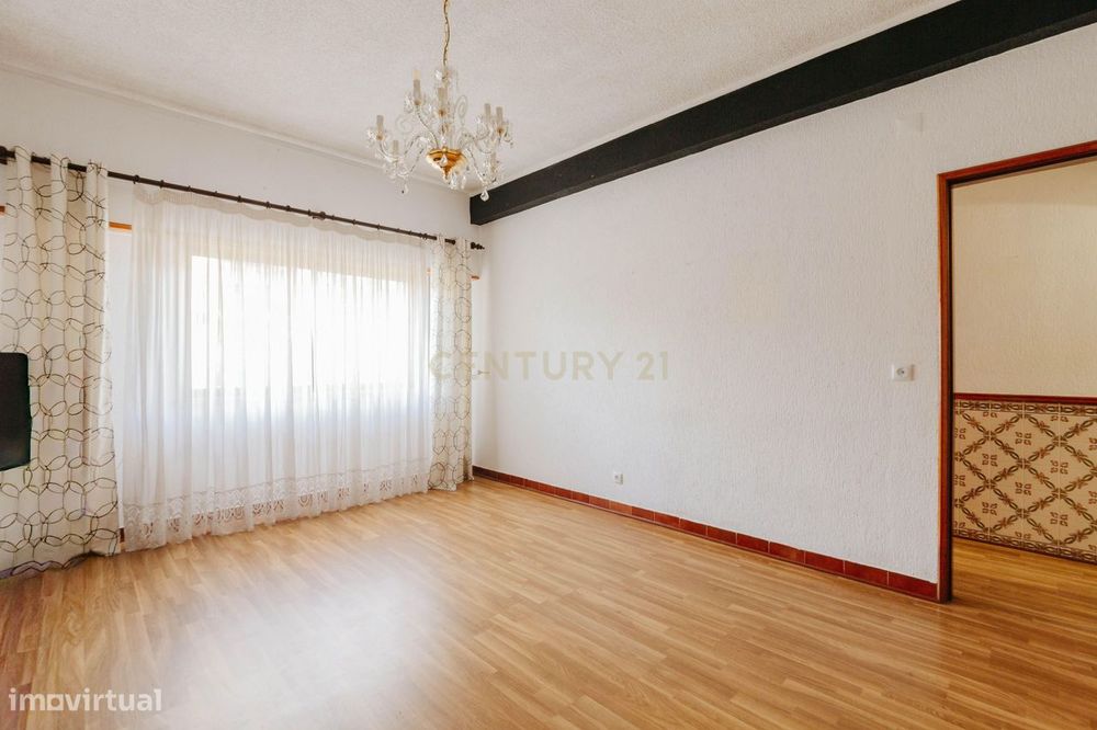 Apartamento T2 junto à estação da Amadora