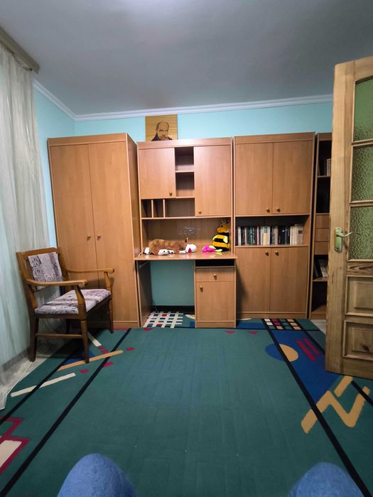 Здам простору 3-кімн квартиру з косм ремонтом у тихому центрі міста.