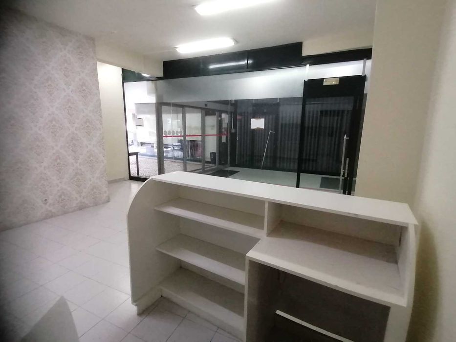 Aluga- se loja centro comercial da vinha