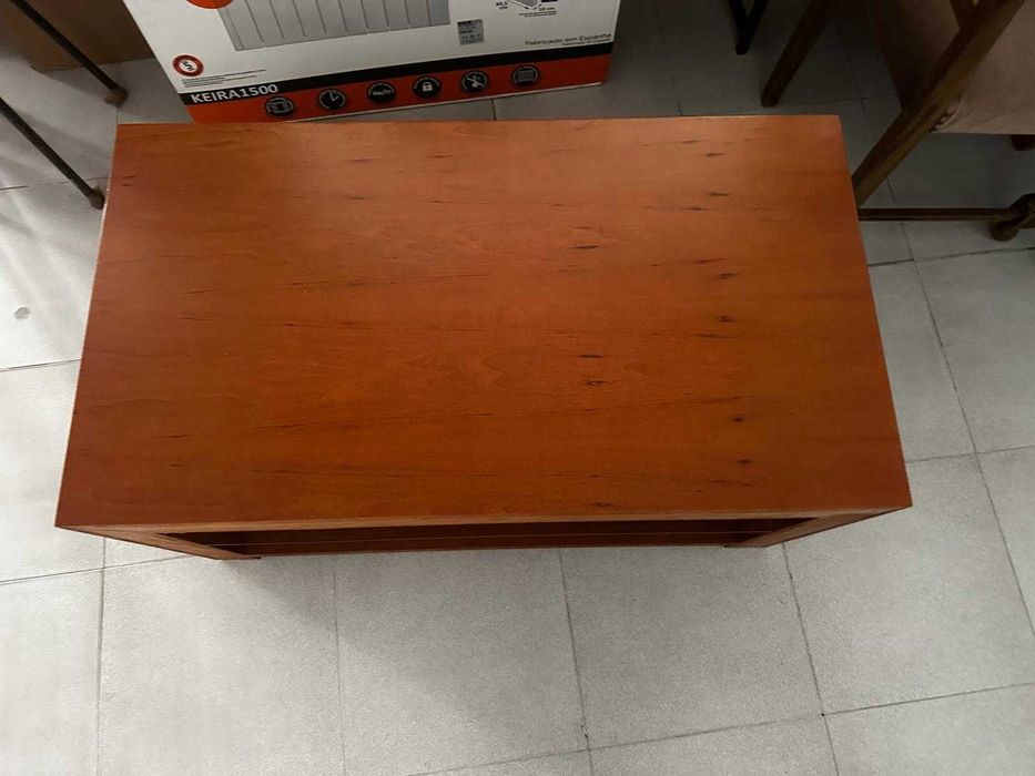 Mesa centro com prateleira em vidro