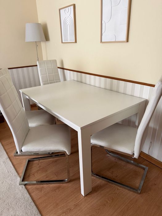 Vendo mesa com 4 cadeiras