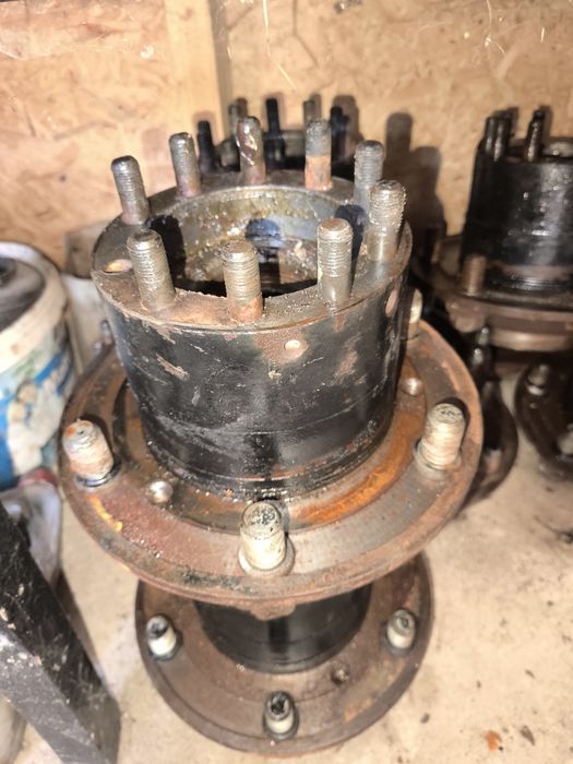 Ступиця Газ 66 ліва та права