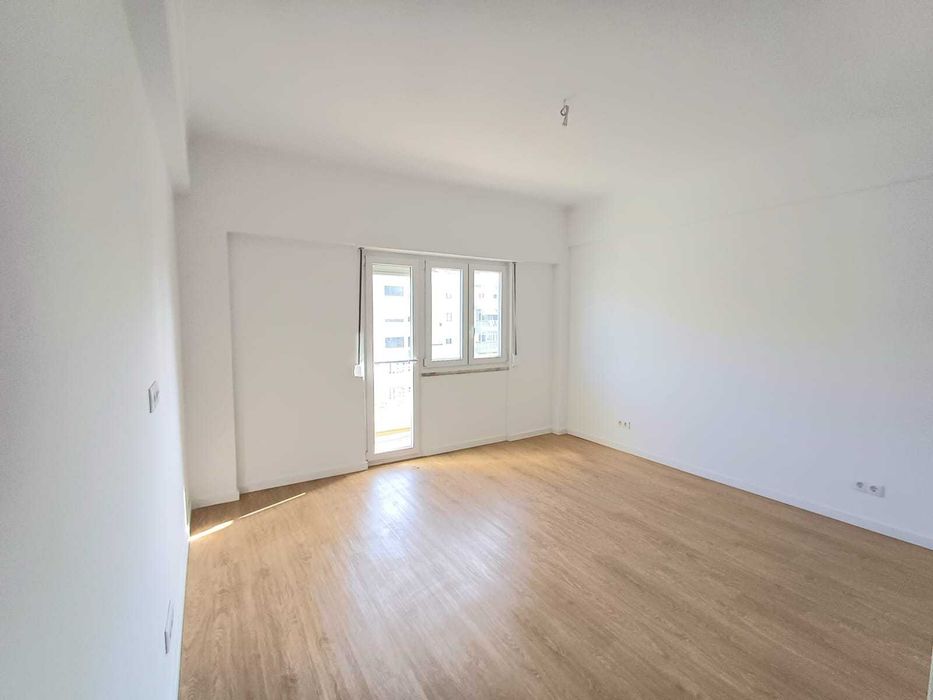 Apartamento T3 Remodelado – Duas Frentes, Suite e Varandas – Benfica