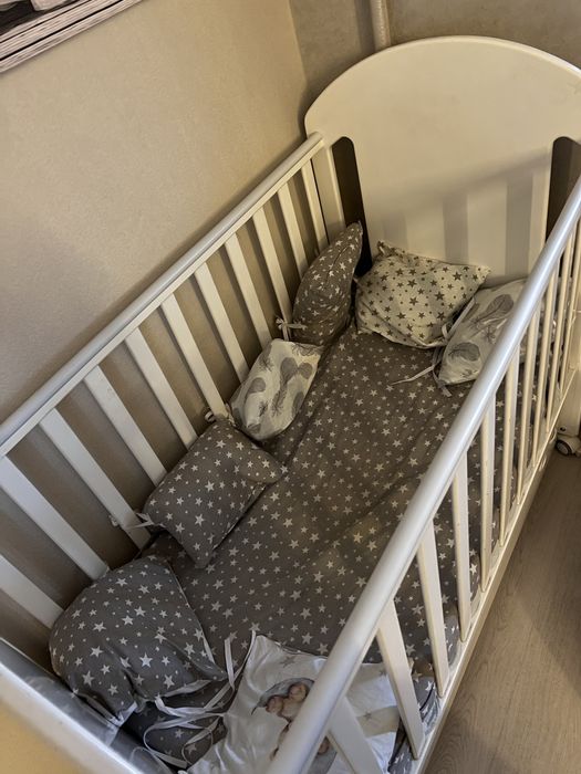 Детская кроватка и комод