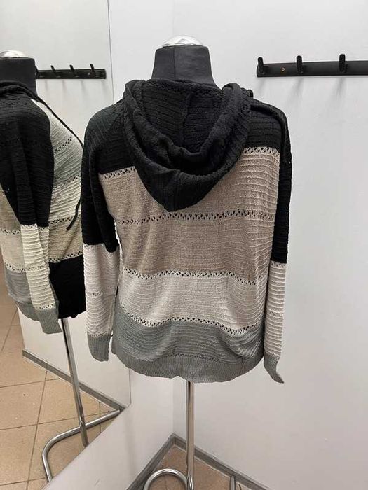 Cienki sweterek z kapturem roz.L