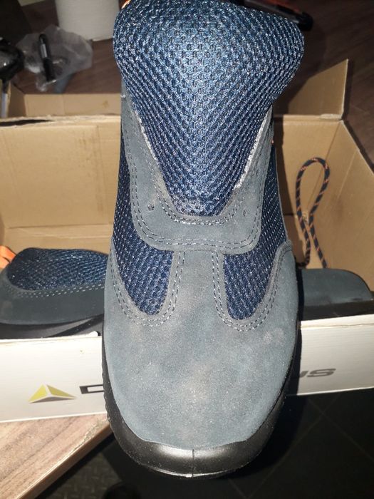 Продаю обувь робочую.