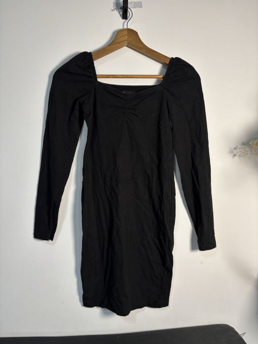 Czarna przylegająca sukienka z marszczeniem dekolt karo prostokątny