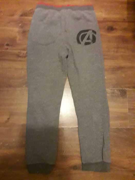 spodnie dresowe avengers