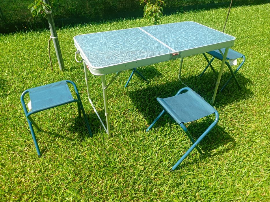 Mesa dobrável com bancos