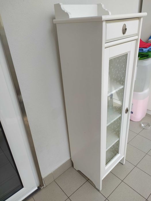Móvel branco em madeira nobre