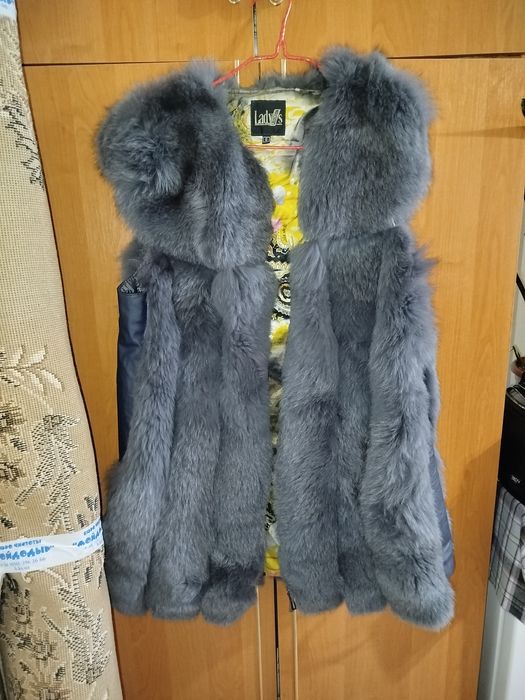 Продам  желетку меховую натуральную