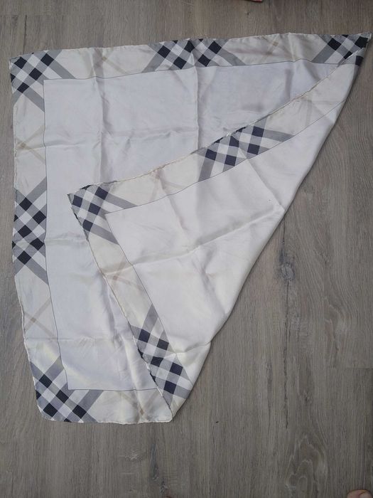 Lenço Burberry em excelente estado