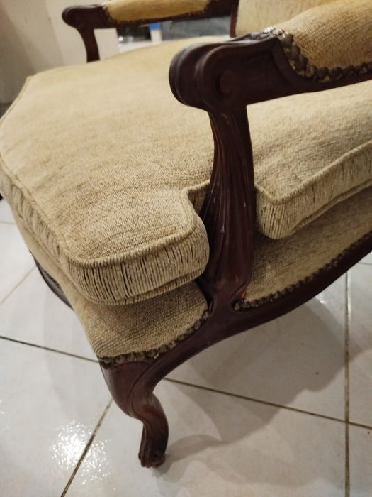 Poltrona vintage em tecido e madeira nogueira.