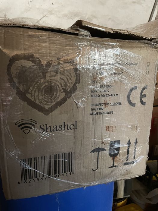 Пристрій для знищення шашелю, короїду з деревини з стійкою.