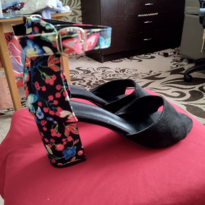 Продам нові босоніжки Взуті 1 раз на причастя.