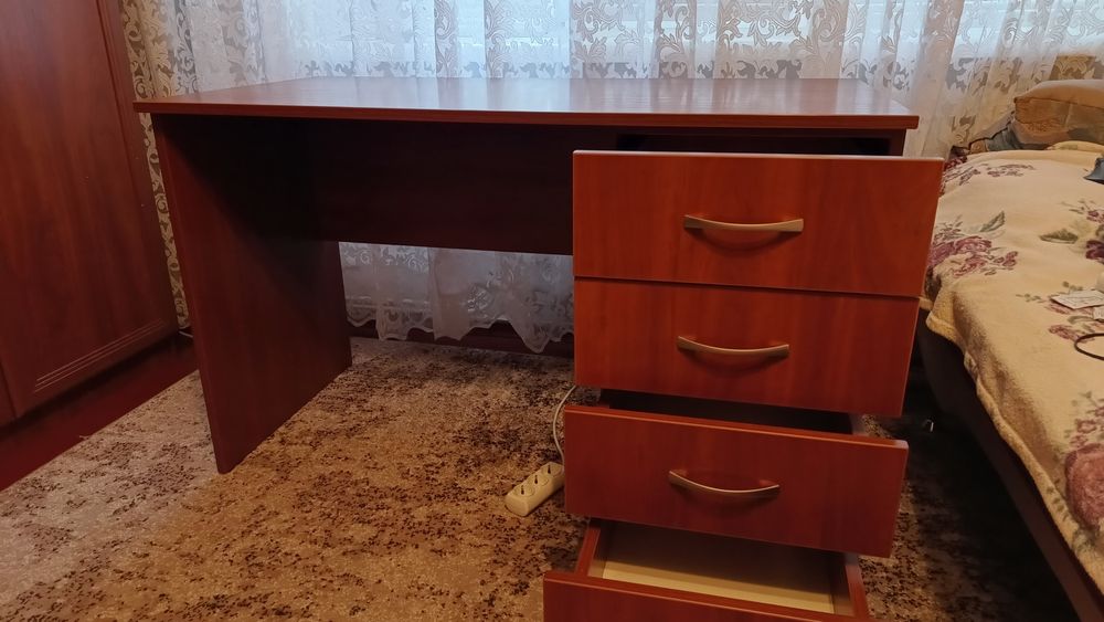 Стіл письмовий з чотирма висувними шухлядами.