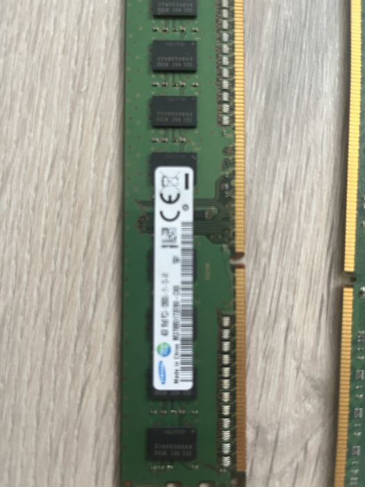 RAM 4GB Samsung i RAM 2GB Kingston