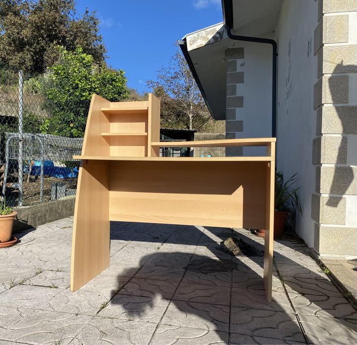 Vendo secretária em madeira