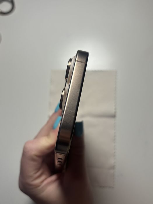 Iphone 16 pro 256gb pustynny tytan